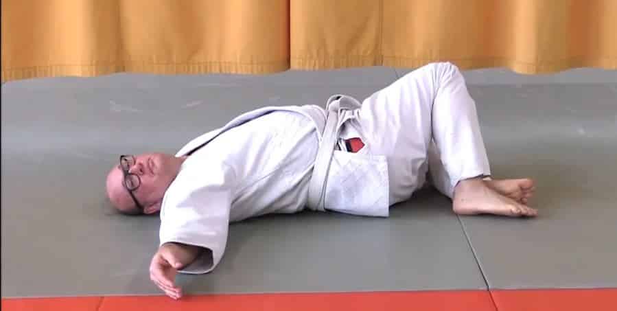 Assouplissement du dos dans la gymnastique des centenaires