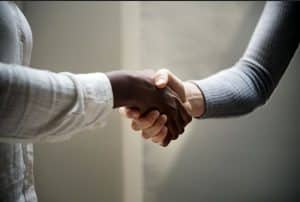 Poignée de mains et décoder ses intentions